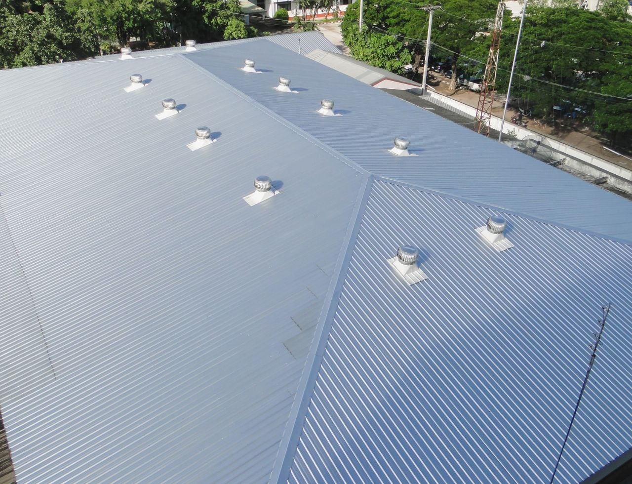Commercial Roof Repairs vs. Replacement: What’s More Cost-Effective in Florida?